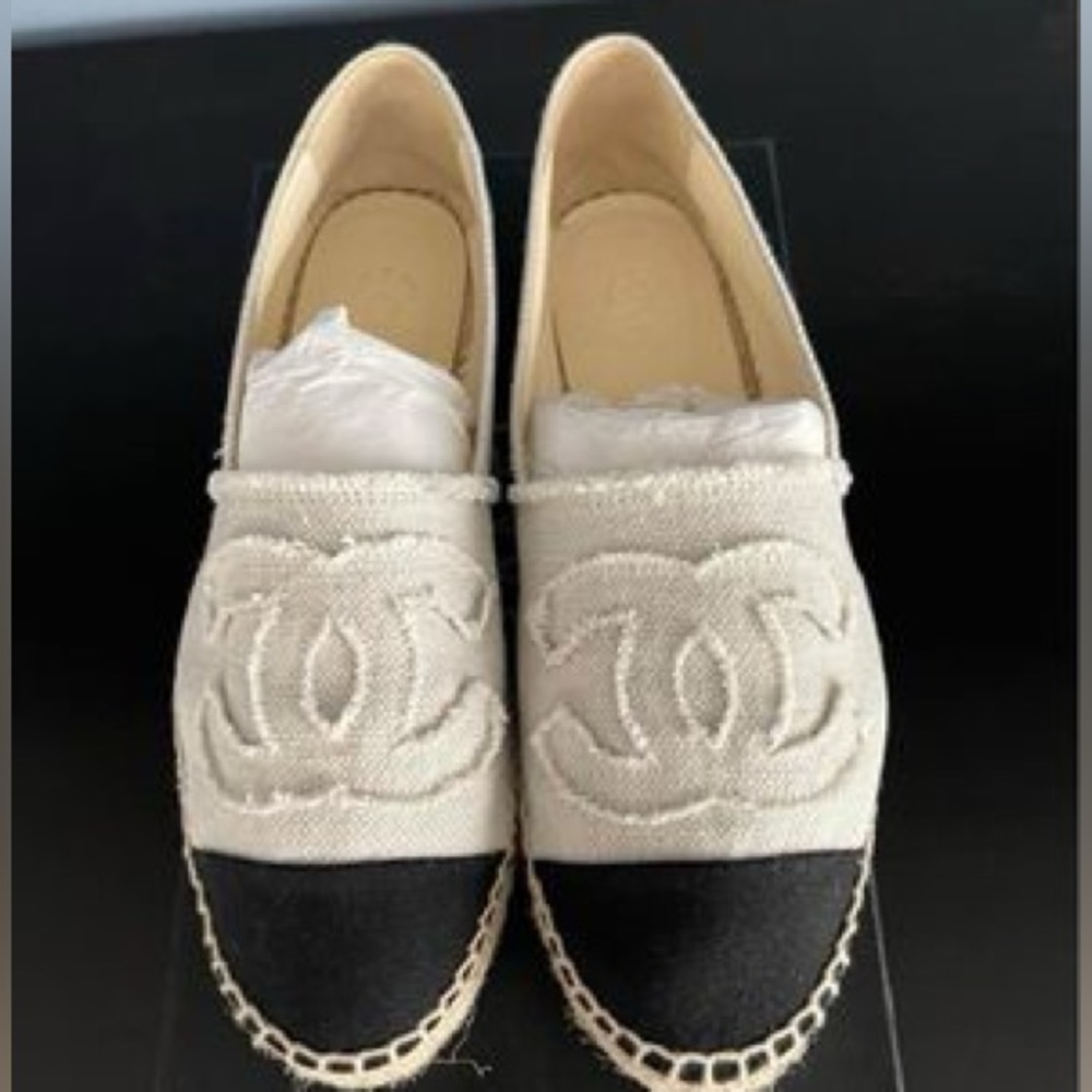 White and Black 40 Raw Linen canvas Chanel flat espadrille.